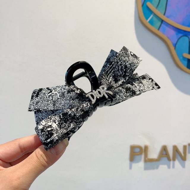 配包装 Dior 迪奥 欧美新款潮流抓夹鸭嘴夹，明星同款 女神必备单品，非常百搭，时尚发夹， 戴上它满满的高大上。