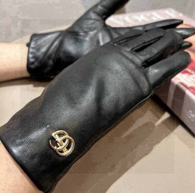 新款古奇经典新款独家首发触屏女款手套Gucci古奇 原单品质 官网同步女士新款高档羊皮手套女神首选 不可错过百分百选用进口羊皮 皮质细腻柔软 认准进口羊皮特有手