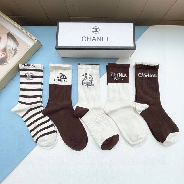 配包装 一盒五双 Chanel 香奈儿 爆款高筒袜高版本 ～好看到爆炸 欧美大牌高筒袜潮人必不能少的专柜代购品质 袜子 ，搭配起来超高逼格 时髦度爆表啊啊啊啊～