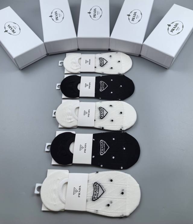 特 配专柜包装 Prada 普拉达 新款船袜隐形袜堆堆袜袜子！一盒五双，专柜同步筒袜袜子，大牌出街，潮人必备超好搭