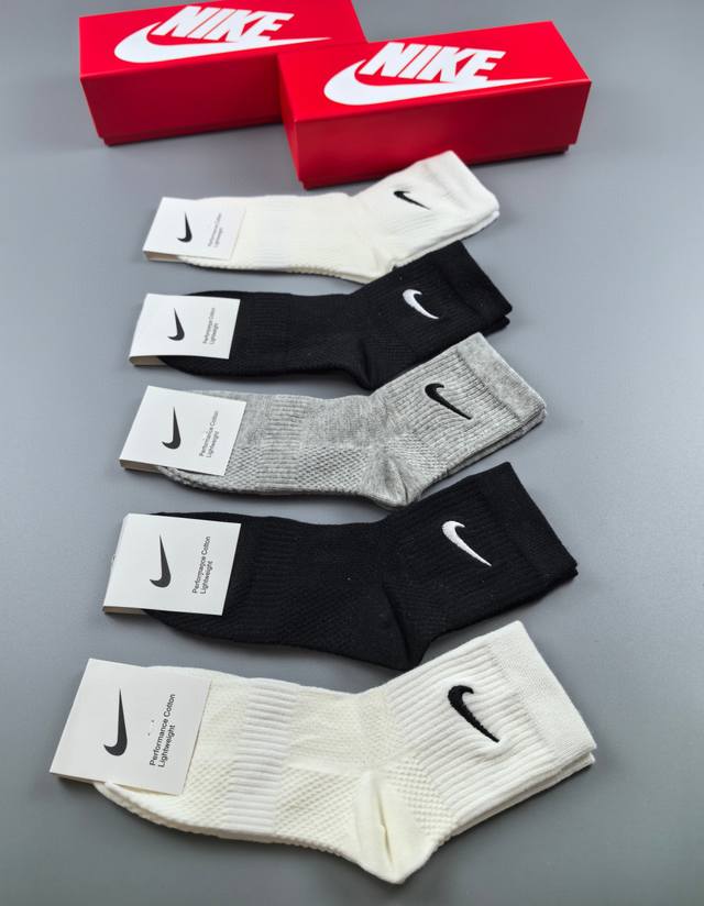 特 配专柜包装 Nike 耐克 最新中筒刺绣款堆堆袜袜子！一盒五双，专柜同步筒袜袜子，大牌出街，潮人必备超好搭