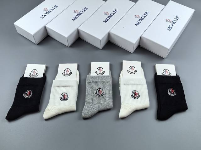 特 配专柜包装 Moncler 蒙口 最新中筒刺绣款堆堆袜袜子！一盒五双，专柜同步筒袜袜子，大牌出街，潮人必备超好搭