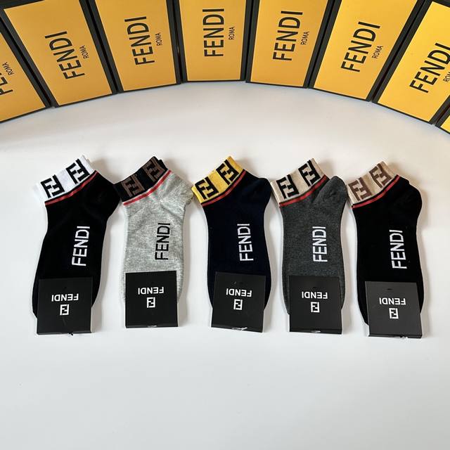特 配包装 Fendi 芬迪 新款中短款堆堆袜袜子！一盒五双， 专柜同步筒款袜子，大牌出街，潮人必备超好搭