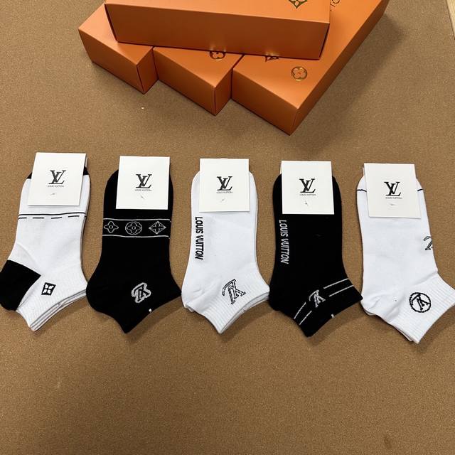 特 Louis Vuitton 路易威登驴家新品女款袜子 一盒五双 纯棉材质，柔软舒适，提花经典Lv标志，炒鸡好看大牌出街，潮人必备超好搭
