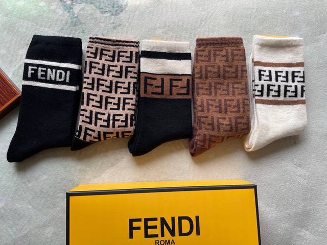 特 Fendi 芬迪F家新品女款中筒兔绒袜 敲黑板划重点：兔绒材质护肤蓄热 一盒五双 F家专柜同步长袜，袜身提花经典双F标志，超级吸睛，实物超漂亮，大爱大赞In