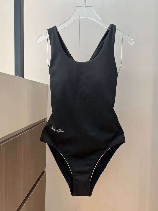 Dior 连体泳衣适合多种场景的游泳衣♀海边 游泳池 温泉 水上乐园 漂流都可以内搭外穿也完全可以 面料：透气舒适。速干弹性的游泳衣更加帖肤易清洗。S M L