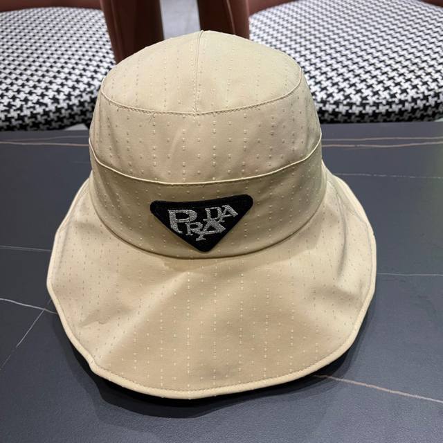 Prada普拉达 新款三角标遮阳渔夫帽～简约大气沙滩风