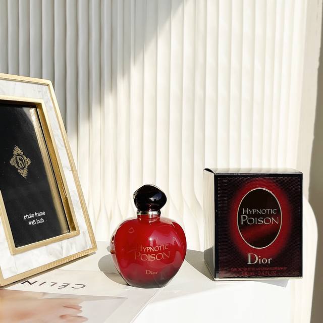 专柜品质 Dior 红毒 爱的人自然懂她感觉红毒的争议好大 喜欢的人很喜欢她的特别 不喜欢的人觉得红毒太艳俗 可我觉得红毒是冬季香氛精品！ 官方描述的红毒 主调