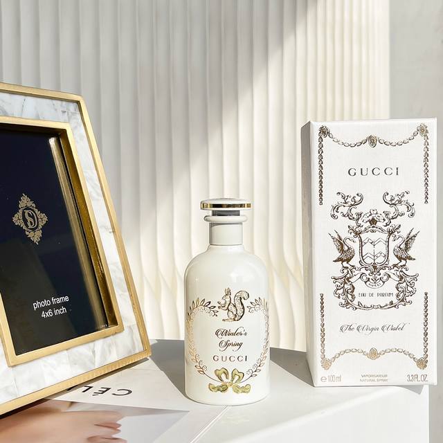 专柜品质 古驰Gucci冬之春-松鼠 这支香水也是被颜值所折服， 在花园系列众多香味中挑选了这款冬之春。 瓶身有只很可爱的小松鼠， 香气中有种芬芳清甜的花香，