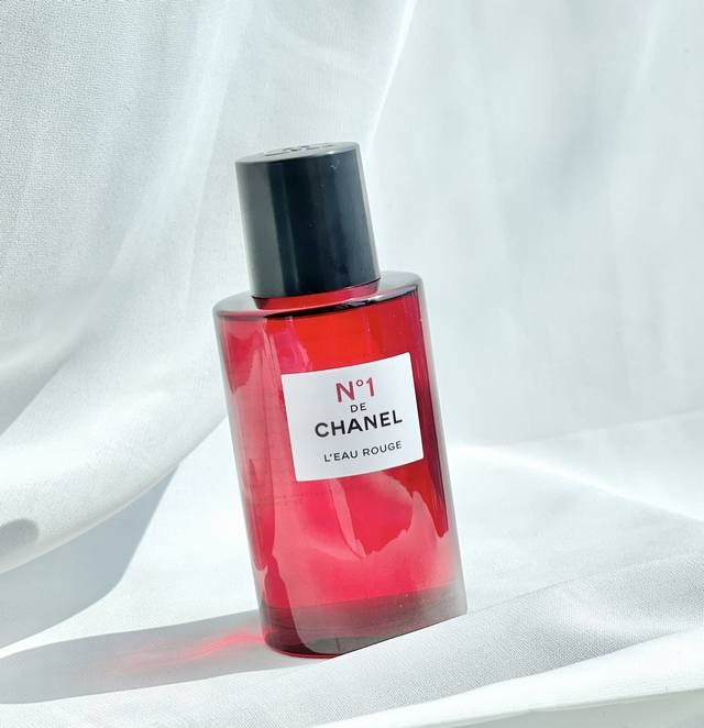 专柜品质 Chanel 香奈儿一号红色之水 调香师Oliver Polge打造的 年一步散新香。柑橘 树莓 玫瑰 麝香 鸢尾，算是比较有辨识度的！与众不同的红山