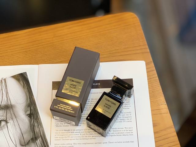 专柜品质 Tom Ford J汤姆福特香水 1 烟草乌木50Ml 香 调:木质香料调 前 味 威士忌 中 味 肉桂、香菜、辛香料 后 味 沉香乌木、烟草、檀木、