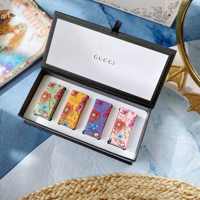 专柜品质 Gucci花之舞香水系列小样装礼盒装来了，包装很漂亮，每个味道都是专柜的在售热门款，礼盒4种味道，每瓶5Ml。 Gucci花之舞限量版黄色 前调：红莓