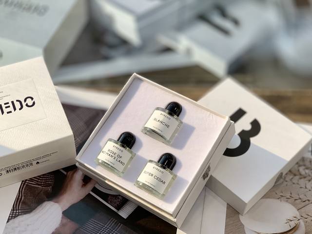 专柜品质 百瑞德香水小样Q版3件套3*5Ml 百瑞德香水Q版小样三件套不知道买啥味道的正装可以试试这个哦。小样套盒真的墙裂推荐大家买每一只都敲好闻。你身上有她的