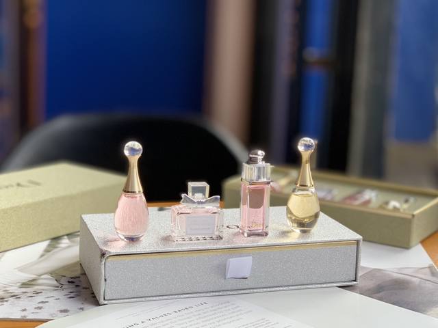 专柜品质 Dior迪奥 香水Q版小样四件套 1迪奥金色四件套 四款分别是：真我Edp10Ml+真我Edt5Ml+粉红魅惑5Ml+甜心Edt5Ml。精选了Dior