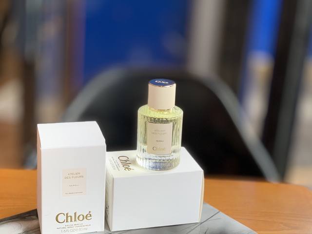 专柜品质 1Chloe蔻依雪松花香Cedrus： 木质香中散发着性感妩媚的麝香 男女通杀 香族：木香麝香 特质：柔和木香香调和麝香香调 雪松搭配： 双瓣茉莉，呈