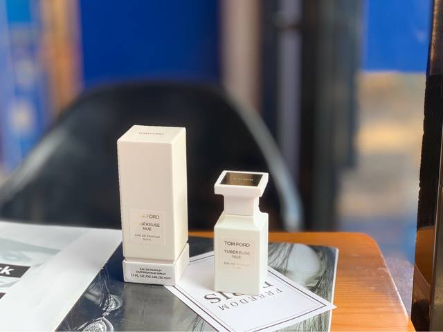 专柜品质 Tf新款香水 款赤裸晚香玉现货50Ml， 前调:茉莉、四川干辣椒、百合、 中调:晚香玉净油、可可、苏合香、安息香、 尾调:绒百革、麝香、零陵香豆、乌木