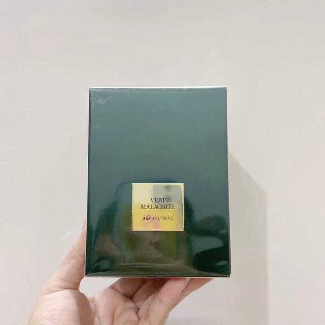 专柜品质 阿玛尼私藏香水 Ml#绿色孔雀石 阿玛尼新款高定私藏系列绿色孔雀石 Ml 高定私藏环游系列 绿色孔雀石 香调：木质馥奇香调 前调：苦橙苦橙叶 中调：依
