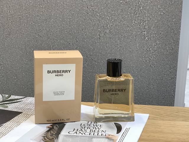 专柜品质 巴宝莉 Burberry Hero骏勇之心木质调香水 Ml 前调:香柠檬 中调∶杜松子、黑胡椒 基调:北非雪松、喜马拉雅雪松、弗吉尼亚雪松 这款没有那