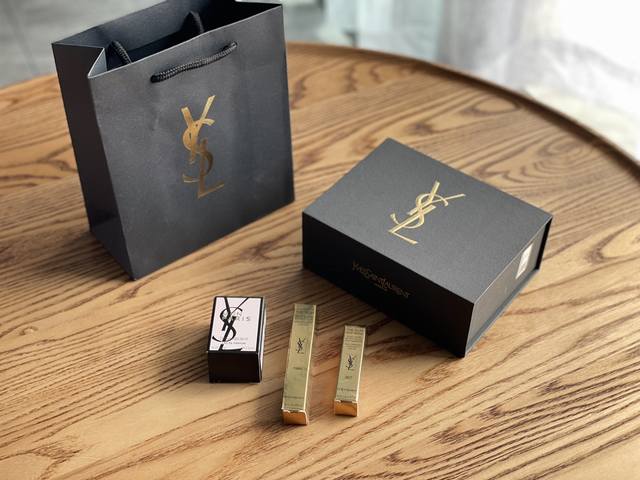 专柜品质 Ysl圣罗兰臻爱口红礼盒，这个搭配礼盒应该是最不会踩雷的套盒了，男孩送礼可以闭眼入了。不管日常还是和姐妹出街拍照都能驾驭，礼盒搭配的口红都是热门色号，