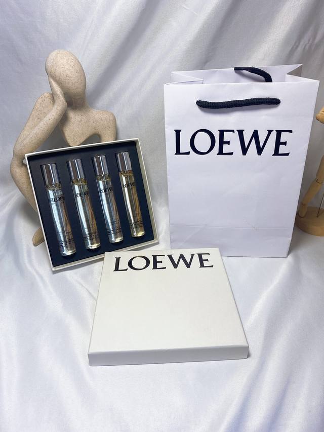 专柜品质 罗意威香水4件套*15Ml 超值旅行套组四只装 每支15Ml 总容量60Ml 内含：男香001 Edt、 男香001 Edp、 女香001 Edt、