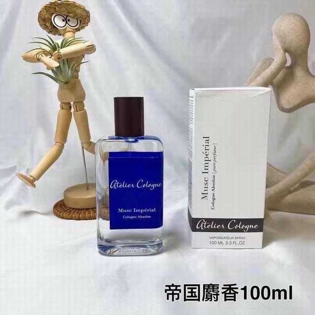 专柜品质 欧珑香水 Ml！味道：经典版帝国麝香，赤霞橘光，无极乌龙，情柚独钟，雪松之恋，桂香月夜，茉雨心柠，秘境之木，红瓶限量版无极乌龙。 未到 红瓶限量版桂香