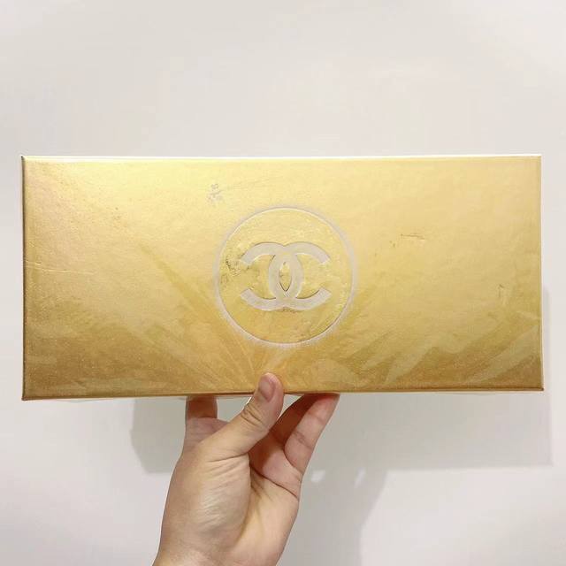 专柜品质 小香磨砂香水中样四件套金盒 25Ml*4带喷头。味道：N5，粉邂逅，嘉伯丽尔，Coco。