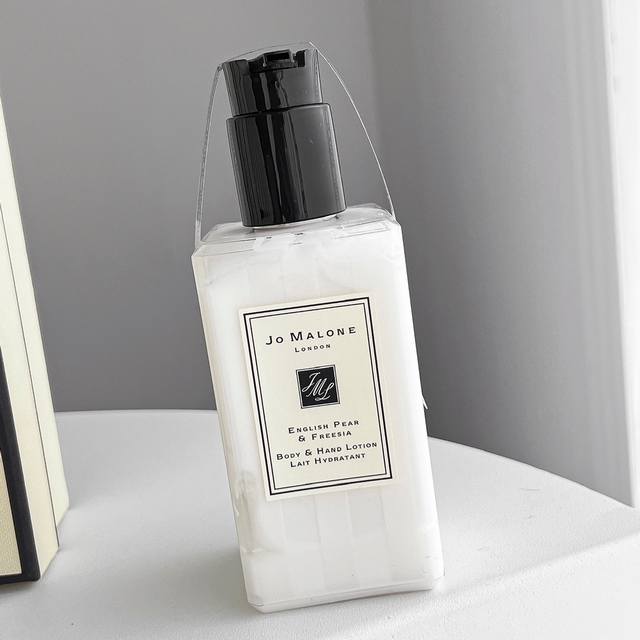 专柜品质 祖马龙英国梨小苍兰身体乳250Ml 买这款身体乳是一个意外，因为一瓶就要63美金，才250Ml，好贵，在割我的肉啊，但是新罗免税店买蓝风铃香水6瓶捆绑