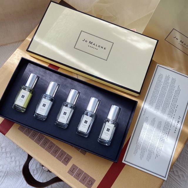 专柜品质 Jomalone Og祖马龙最最经典香水五件套！非常推荐入手的组合装，经常用香水的都知道小支装最好用，便于携带而且小容量用完了随时换~ 而且Jomal