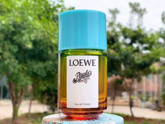 专柜品质 Loewe罗意威伊维萨岛的滨海假日香水50Ml 超美彩虹色 中性香，男女皆可穿，是一支令人惊喜的新香水。 前调：白松香精油、柑橘精油、椰子水 中调：湿