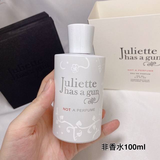 专柜品质 Uliette Has A Gun佩枪朱丽叶不是香水 非香水 Ml，Not A Rfume 香调：木质花香调 气味：超级龙涎谜 简主义的“白纸”香水
