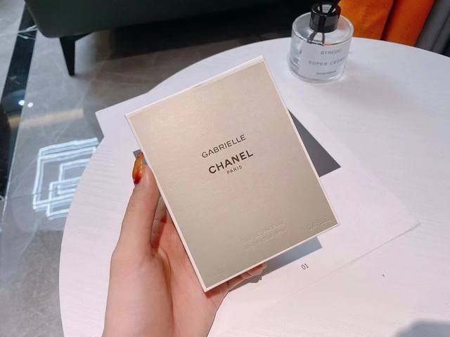 专柜品质 香奈儿Chanel嘉柏丽尔天性100Ml59880 . . 我不追求极致, 我要纯粹 一直认为“纯粹”是个高高在上的词, 因为挣脱桎梏, 纯粹一词才能