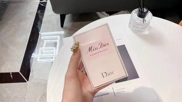 专柜品质 Dior 迪奥香水小姐花漾甜心淡香氛100Ml 人生的第一瓶香水，这款香水当时是盲买的，觉得味道很清香才选择入手的，花果香调，甜而不腻，宛如一个初出的