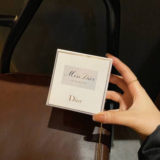 专柜品质 一盒4瓶款 每瓶5 Miss Dior 漫舞花漾&花漾淡香水&迪奥小姐浓香&迪奥小姐淡香颜值控的我真的太喜欢迪奥的Miss系列香水了 看来又入坑了啦