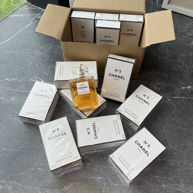 专柜品质 香奈儿经典五号香水 规格100Ml 经典而又优雅 “始于颜值 终于味道”香奈儿五号 经典中的经典 不仅好看，味道还好闻 它的香味由法国南部Grass的