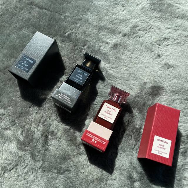 专柜品质 Tf的香水向来比其他大牌的要贵很多 但是档次也同样的高端 像这种香水基本上各大 品牌的价位都在1K附近 但是Tf此款居然卖了2K左右 并且居然还是热抢