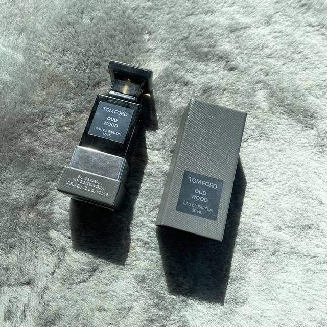 专柜品质 Tf 乌木沉香 沉稳的木质香调 低调又成熟的味道简直就是行走的荷尔蒙 有淡淡的烟草味 Tf每款香水都可以称得上经典 前调：杜丹、零陵香豆、香根草 中调