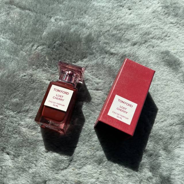 专柜品质 她的名字落樱甜情大家也喜欢直白的称她为失落樱桃 又或者失真之夜！ 香调：东方美食香调，注意不是花香调 官方信息和下F专柜柜员以及我的鼻子告我 这确确实