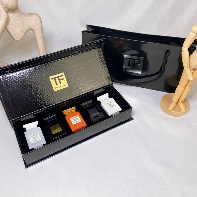 专柜品质 汤姆福特新款Tf小样香水五件套长款配礼袋5*10Ml，高档礼盒包装，内含雪映流光+白麝香+苦桃+乌木沉香+阳光琥珀，小样超级划算，方便携带