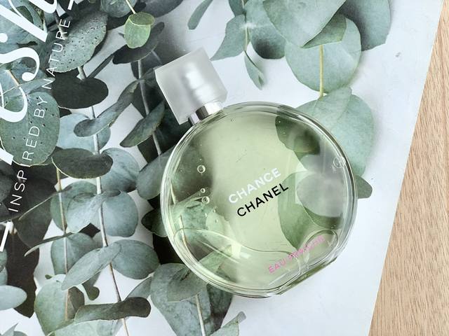 专柜品质 香奈儿邂逅绿100Ml 属性：女香 香型：Edt淡香！蕴藏在圆形瓶身中的闪亮花香调香水。清新的气息让你沉醉在幸福与幸运的环绕中。一场嗅觉的香氛邂逅。