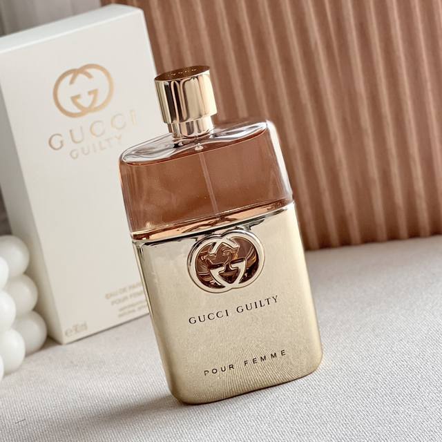 专柜品质 Gucci罪爱女香 是洒脱自由 随心所爱的味道 瓶身淡淡的金色优雅又柔美，而这次的全新系列香氛浓度更高一些，女香在之前经典淡香的基调上增添了更加馥郁的