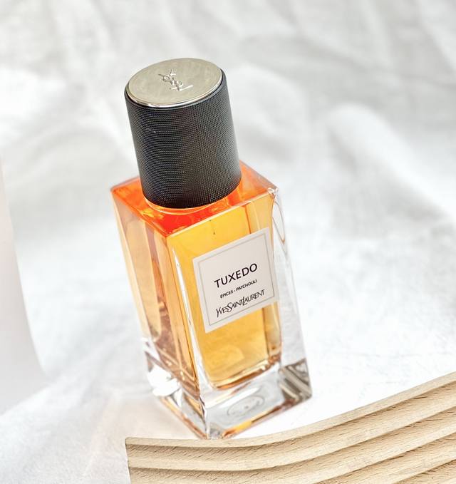 专柜品质 Ysl衣帽间高定香水Tuxedo Ysl衣典系列中最为颠覆诱惑的Tuxedo吸烟装.吸烟装最初是上流社会的男士晚宴后，在吸烟室里抽烟穿着的衣服～196