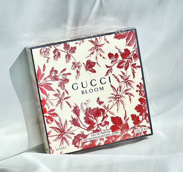 专柜品质 Guccl香水礼盒 Q香五件套 送礼佳品 非常适合出街 出差 旅行随身携带的小瓶套装！而且全部都是Gucci最经典的味道 花悦绽放Gucci Bloo