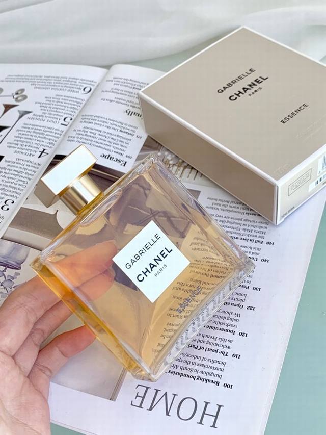 专柜品质 香儿嘉柏丽尔天性 #香水分享 Chanel Gabrielle Essence 前调:柑橘 苦橙叶 黑加仑 红色水果桃子 中调:白色花系 晚香玉 茉莉