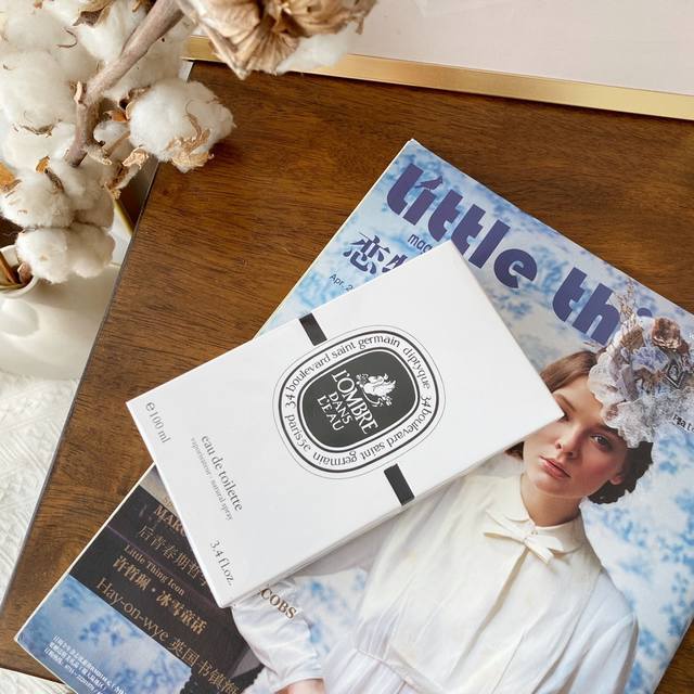 专柜品质 Diptyque蒂普提克 水中影 Ml 专柜售价 0+ 中性香！为彰显其主要气味调香师加入了令人回味的芳香玫瑰与黑加仑整体呈现出绿色气息。 香调：黑醋