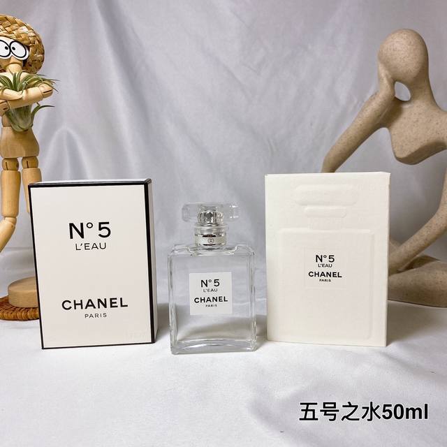 专柜品质 Chanel No.5香奈儿5号白水五号之水女士淡香水50Ml， 香调：乙醛花香调前味：格拉斯橙花、乙醛、香水树花中味：格拉斯茉莉、五月玫瑰、依兰、鸢