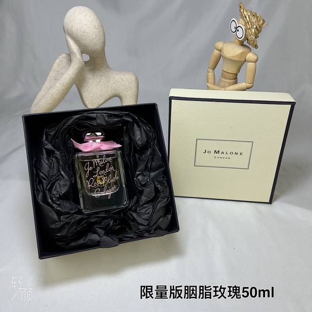 专柜品质 祖玛珑 祖马龙情人节限定限量玫瑰系列胭脂玫瑰50Ml 胭红玫瑰 这是一支清甜的果香玫瑰， 完全不遮掩主心骨里饱满甜美 半熟荔枝打造的汁水感十足的青涩玫
