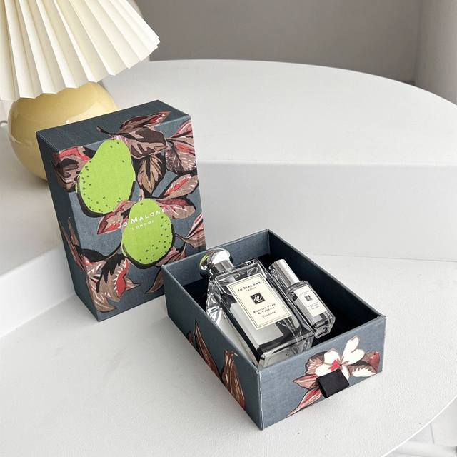 圣诞礼盒 专柜品质 祖马龙 英国梨与小苍兰两件套 英国梨与小苍兰 Ml+9Ml 灵感来源于著名诗人济慈的诗歌 Ode To Autume ，不过我第一次使用它的