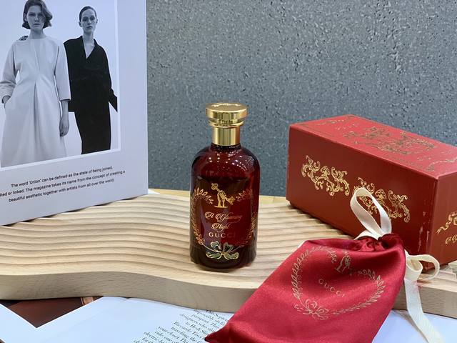 专柜品质 新款Gucci高定香水-绯夜幕 Ml。 给各位辣妹和小仙女推荐一款Gucci的全新高定系列香水 古驰炼金士花园一艺术香氛系列之 绯夜幕 骨瓶身设计：整