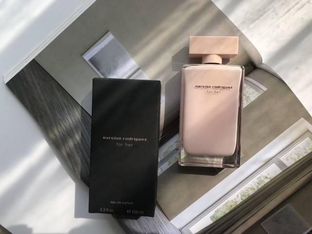 专柜品质 纳西素香水 斩男香 网红香水 Ml For Her香水 Edp 粉 香调：优雅花香调 前调：花蜜、橙花、琥珀、香草 中调：埃及麝香、麝香精油 尾调：浑