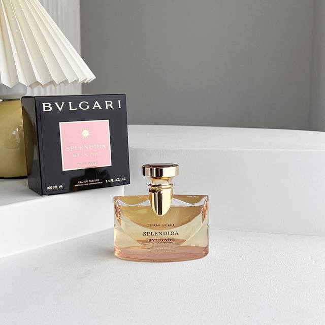 专柜品质 宝格丽的华美玫瑰 又名浪漫玫香 Splendid Rose Rose Bvlgari 前调在玫瑰花香的基础上，融入了黑莓、紫罗兰，浆果有些微微发酸，不